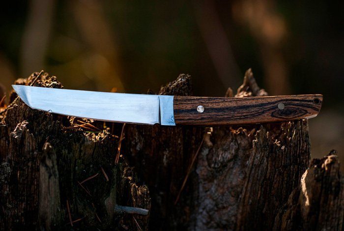 нож с накладной рукоятью из древесины бокоте