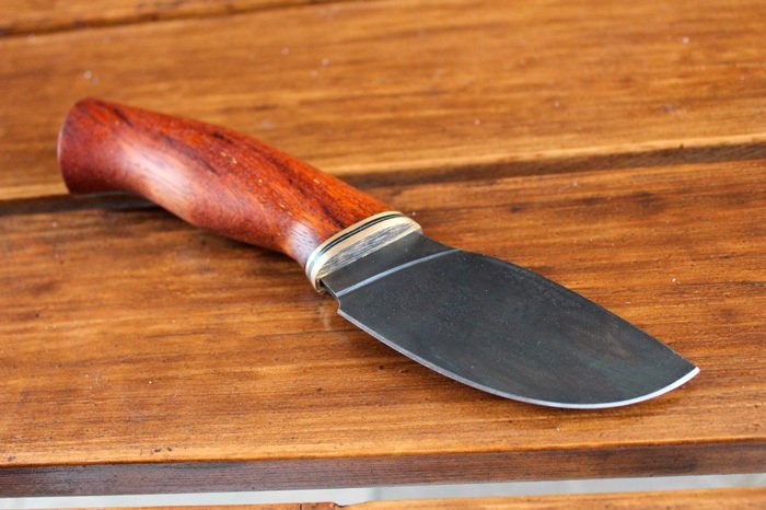 Нож с рукоятью из древесины мербау
