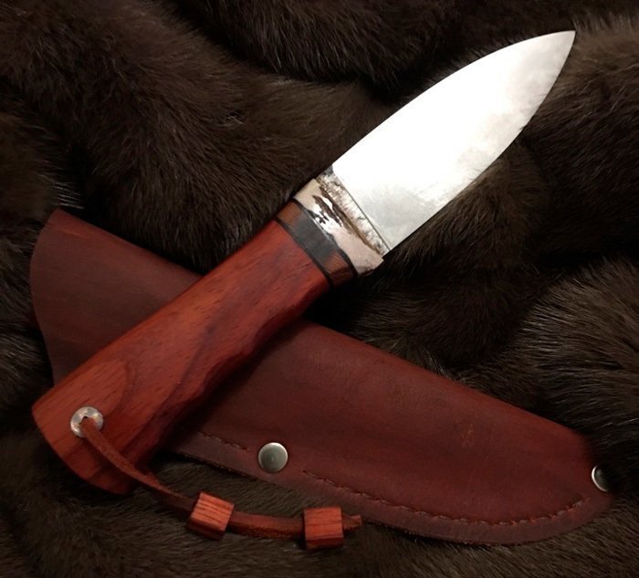 Нож с рукоятью из древесины падука