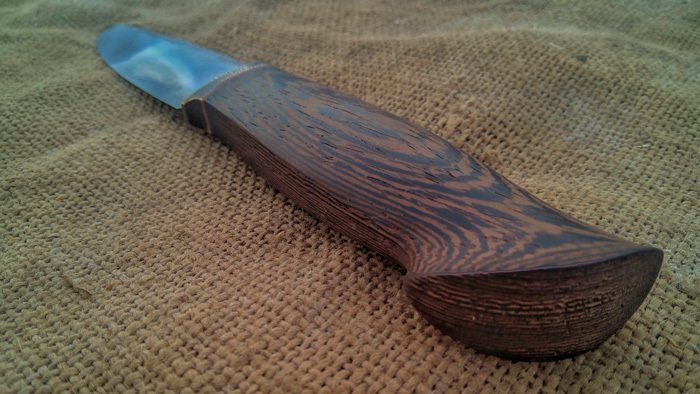 нож с рукоятью из древесины венге