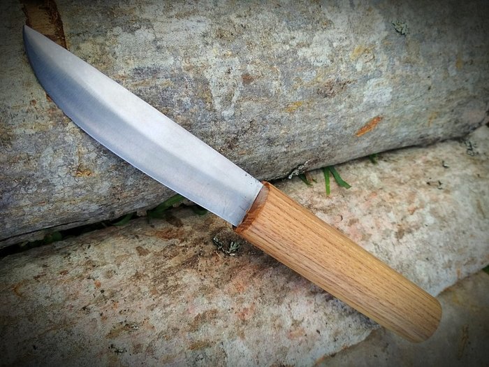 Пример рукояти ножа из древесины ясеня