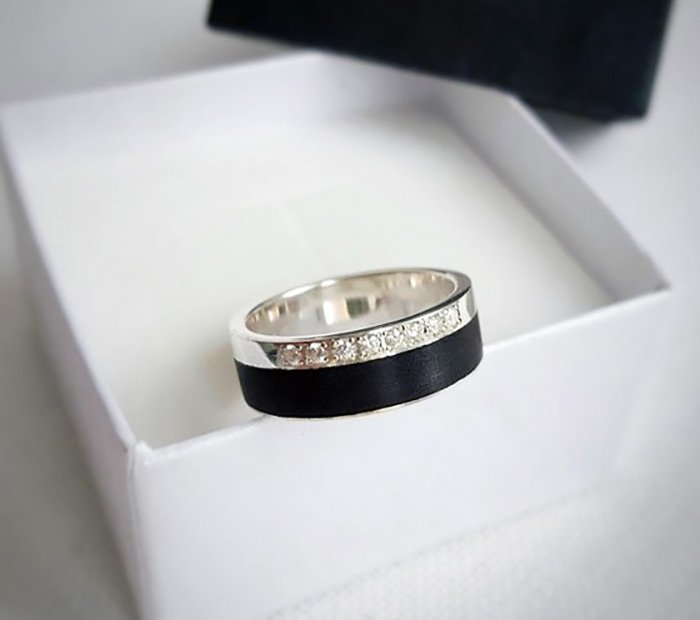 кольцо из серебра и натуральной древесины