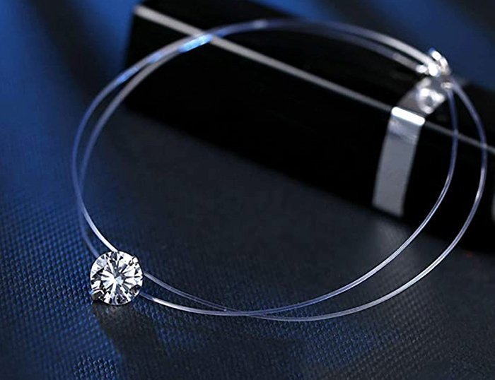 ожерелье в виде кристалла на прозрачной леске
