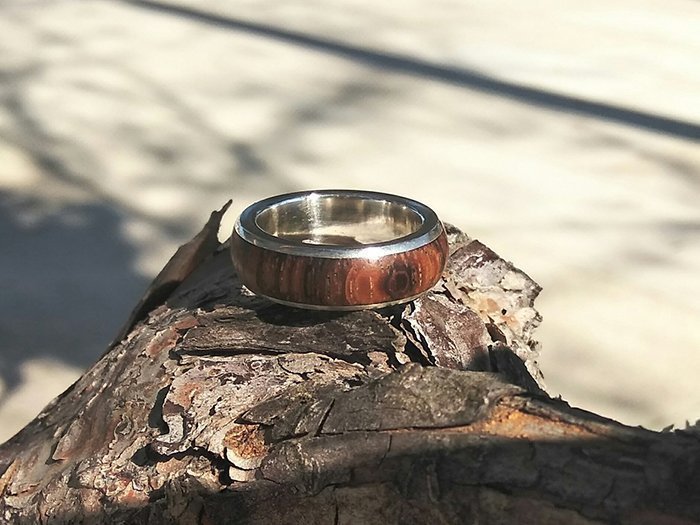 кольцо из серебра и стабилизированной древесины