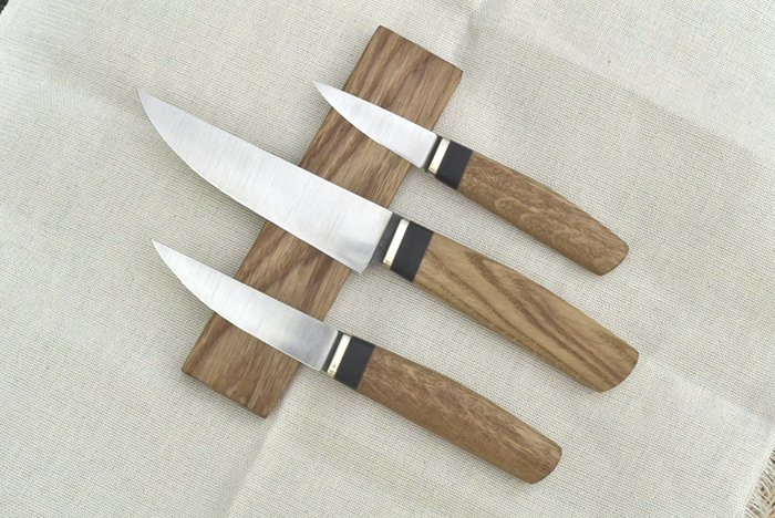 набор ножей с рукоятями из древесины дуба
