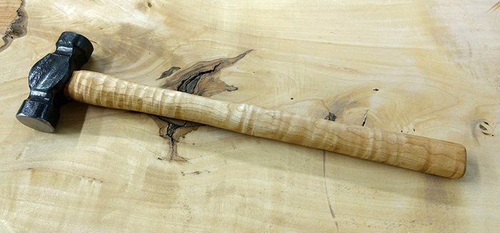 молоток с рукоятью из древесины клена волнистого