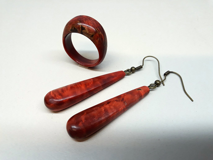серьги и кольцо из стабилизированной красной древесины