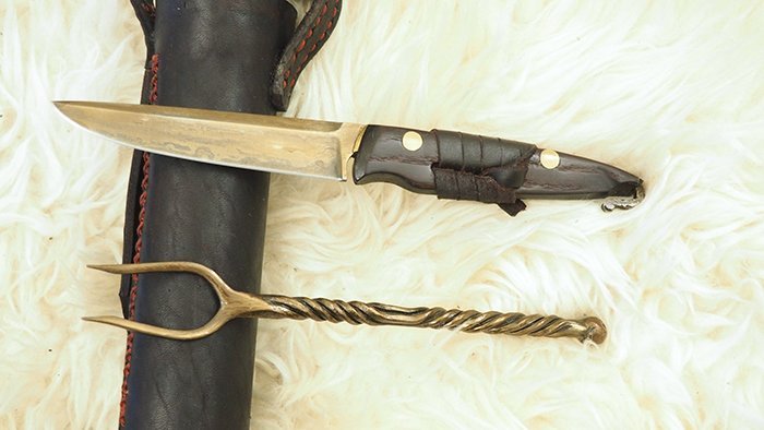 охотничий нож с рукоятью из термически обработанной древесины ясеня