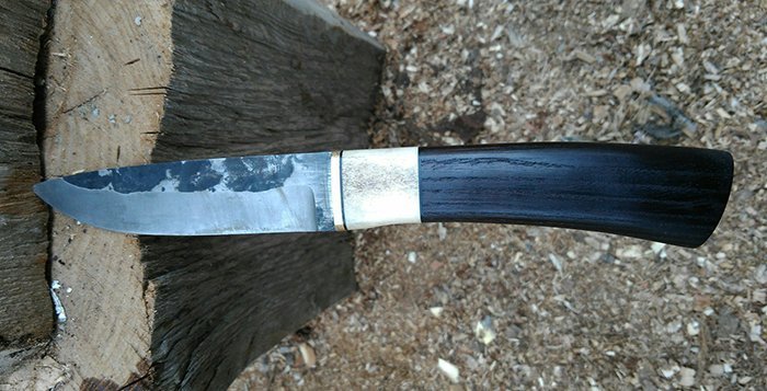 нож с рукоятью из термически обработанной древесины ясеня