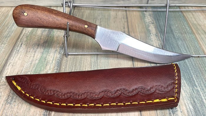 охотничий нож с рукоятью из древесины американского черного ореха