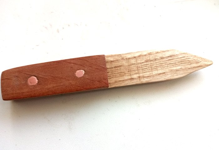 игрушечный деревянный нож из древесины ясеня и ольхи