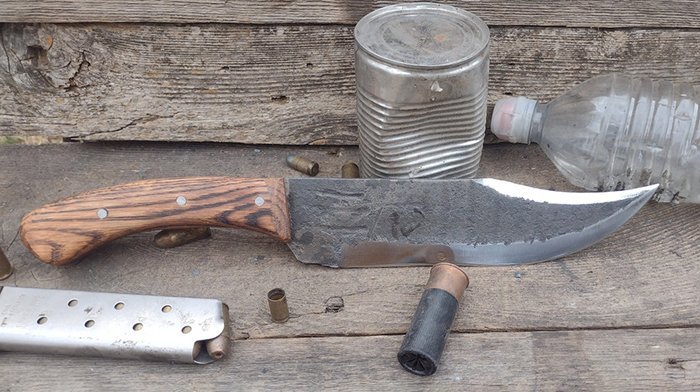 нож с накладками на рукоять из древесины американского красного дуба