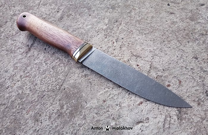 охотничий нож с рукоятью из древесины черного ореха