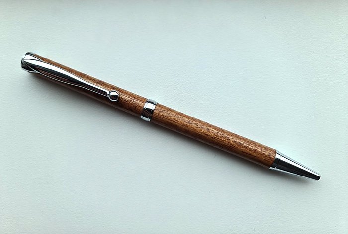 пишущая ручка с корпусом из древесины сапеле