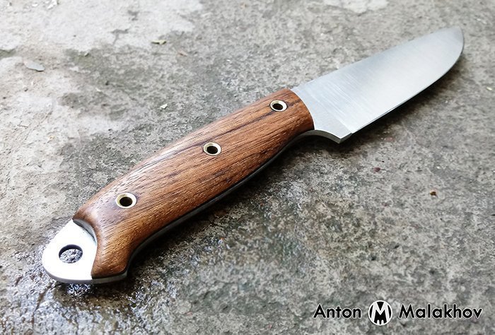 охотничий нож с рукоятью из древесины амазаку