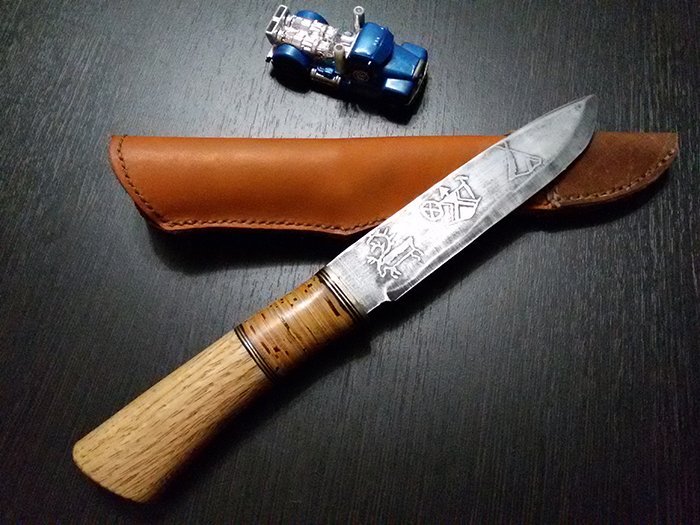 нож с рукоятью из древесины американского дуба и бересты