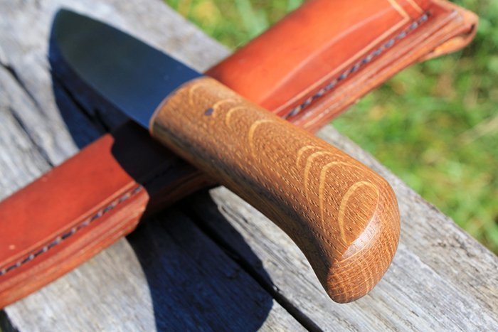 охотничий нож с рукоятью из древесины красного дуба