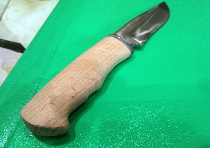 нож с рукоятью из древесины бука