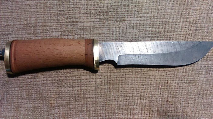 нож с рукоятью из древесины бука и клинком из дамасской стали
