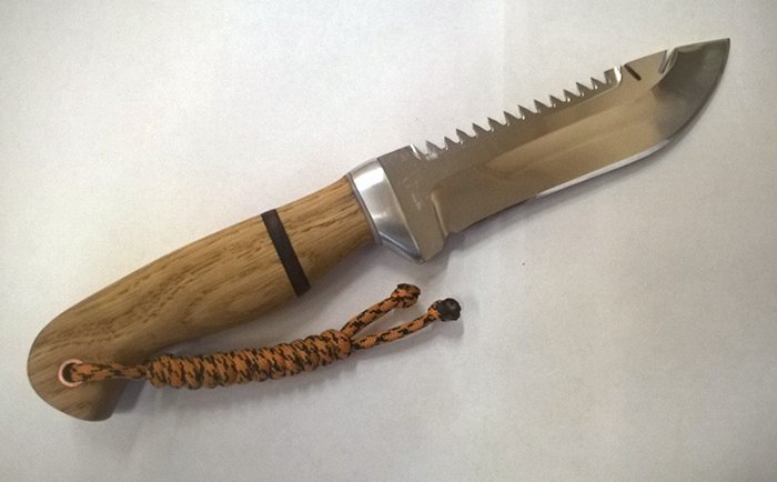 нож с наборной рукоятью из древесины дуба