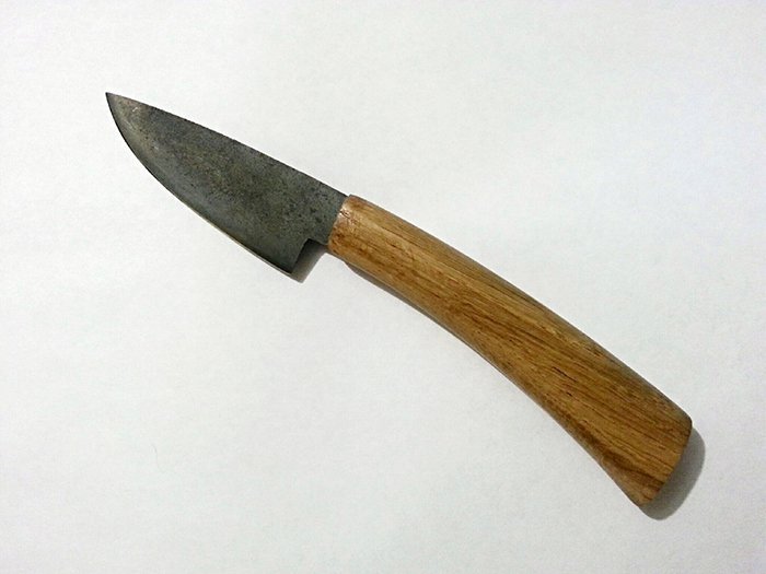 ножик с рукоятью из древесины дуба