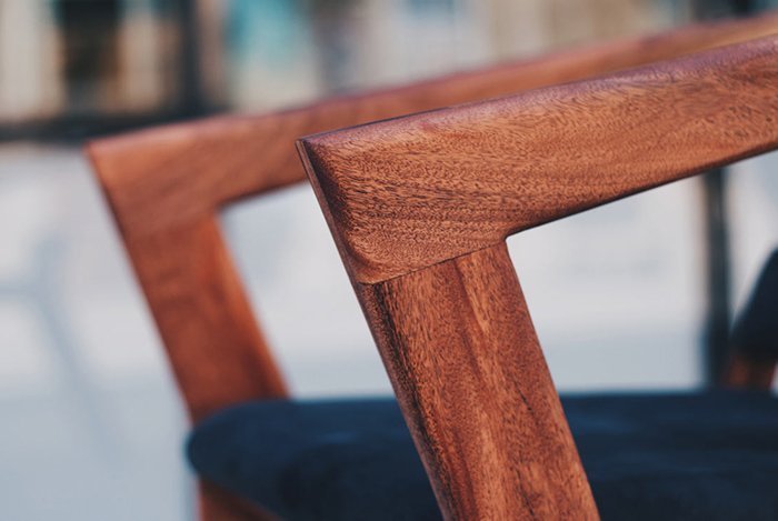 кресло с деталями из древесины кайи