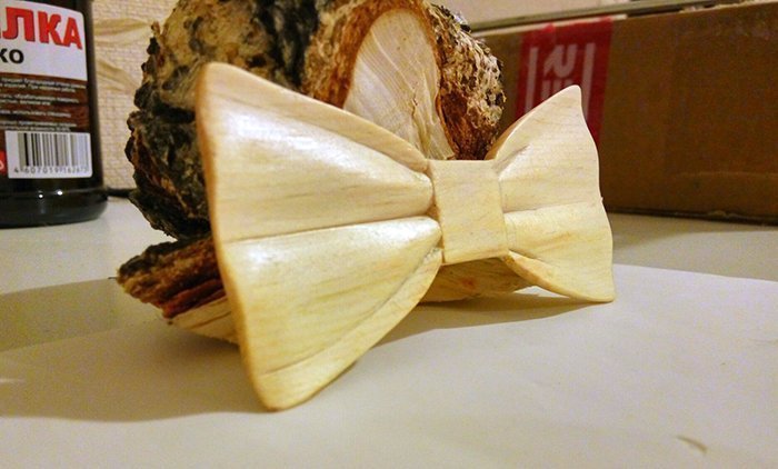 галстук-бабочка из древесины кедра