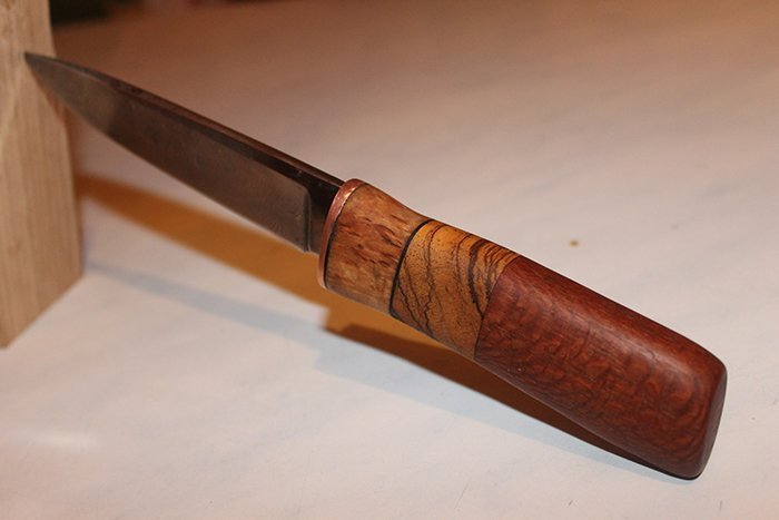 нож с рукоятью из древесины лайсвуда