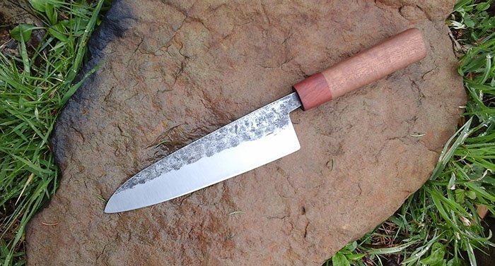 кухонный нож с рукоятью из древесины макоре и падука