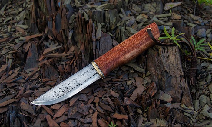 охотничий нож с рукоятью из древесины меранти