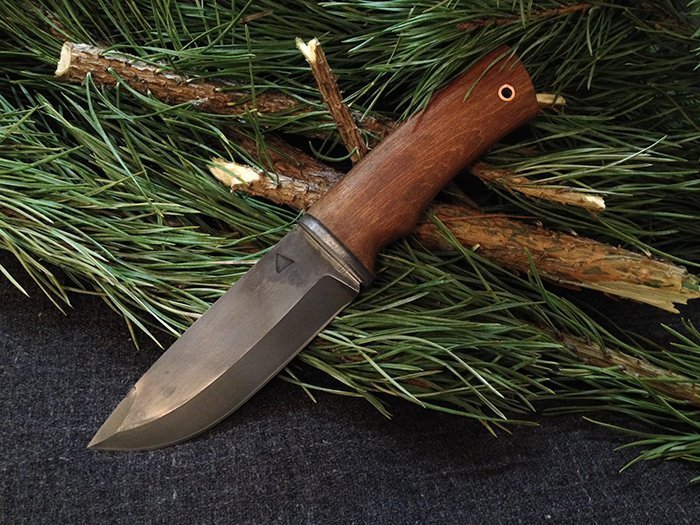 нож с рукоятью из древесины бука под морилкой