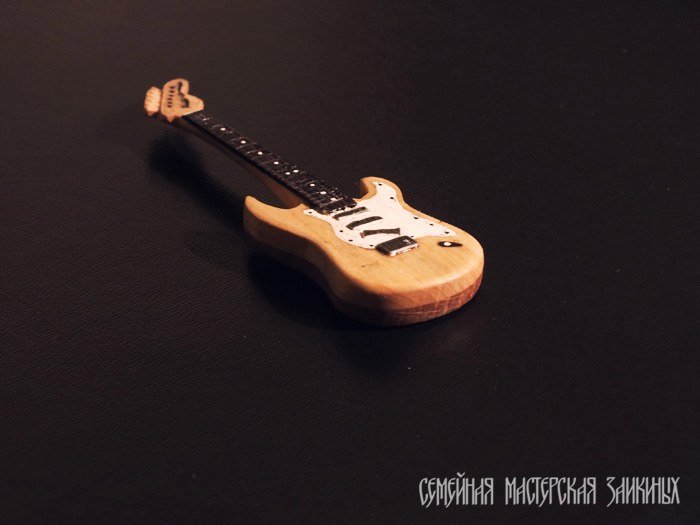миниатюрная гитара из древесины ясеня и дуба