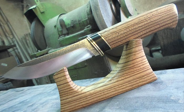 нож с рукоятью и подставкой из древесины зебрано