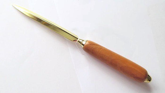 нож для писем с рукоятью из древесины ольхи