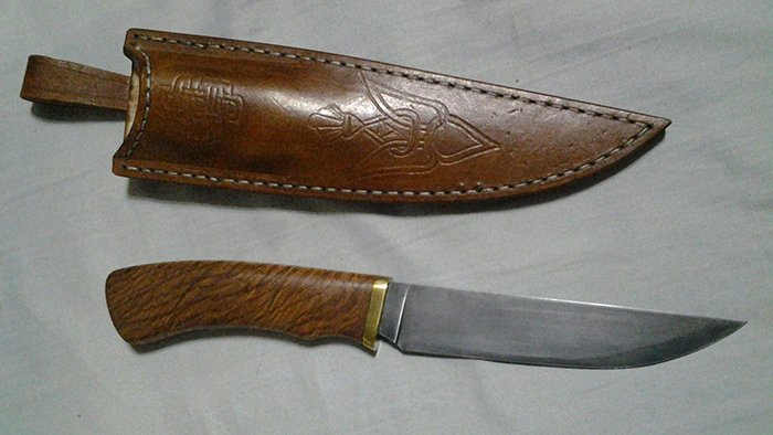 охотничий нож с рукоятью из древесины ясеня торцевого