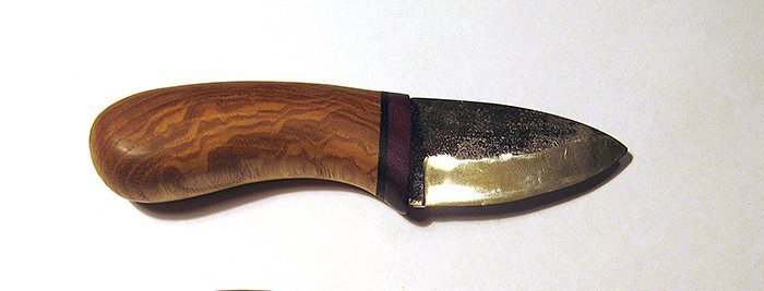 нож с рукоятью из древесины ясеня поперечного раскроя