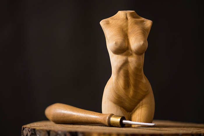 резная скульптура из древесины березы