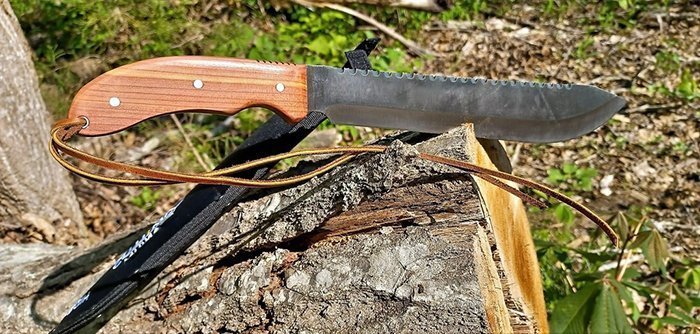 нож с рукоятью из стабилизированной древесины цедера