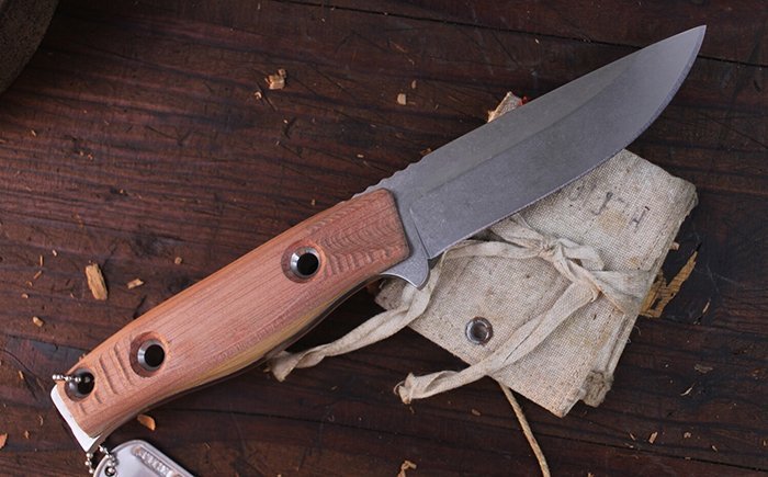 нож с рукоятью из древесины цедера