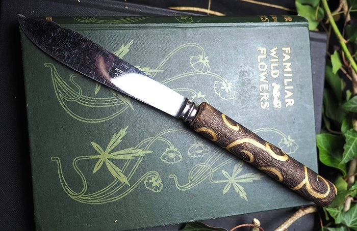 нож с рукоятью из древесины липы