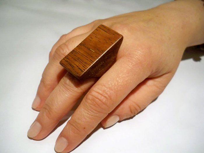 массивное кольцо из древесины мербау