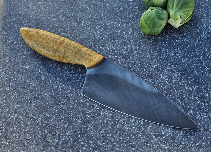 кухонный нож с рукоятью из древесины мовингу
