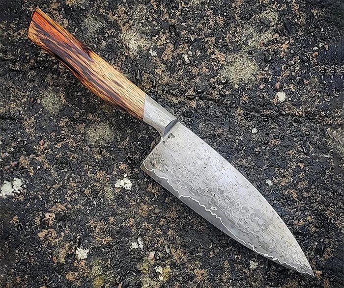 кухонный нож с рукоятью из древесины офрама