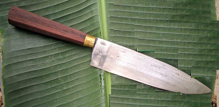 кухонный нож с рукоятью из древесины тика
