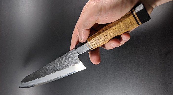 нож с рукояткой из древесины тика