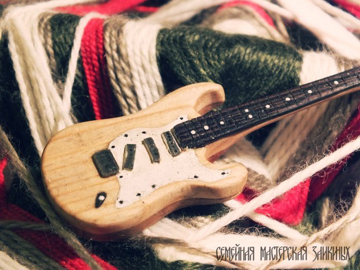 миниатюрная модель гитары из древесины ясеня