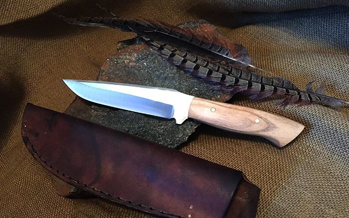 охотничий нож с рукоятью из древесины ясеня