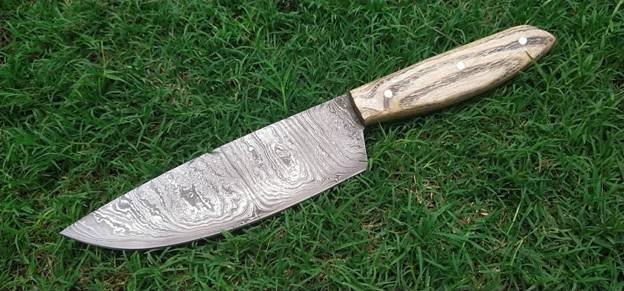 кухонный нож с рукоятью из древесины ясеня