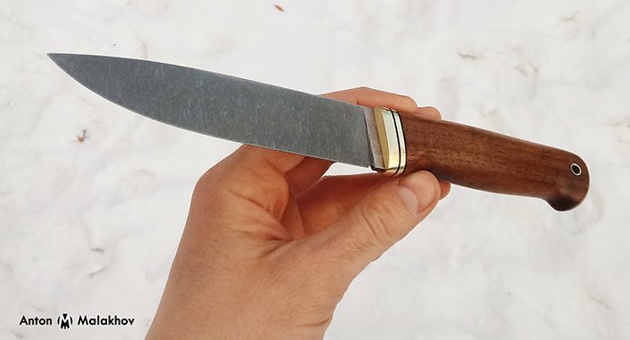 охотничий нож с рукоятью из древесины американского ореха