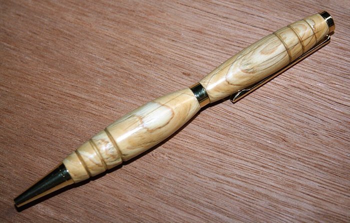 ручка с корпусом из древесины цедера